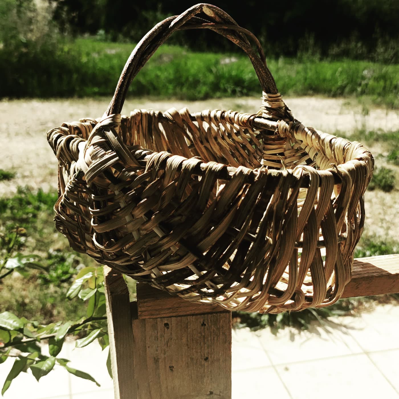 Panier artisanal entouré de fibres et d'outils simples